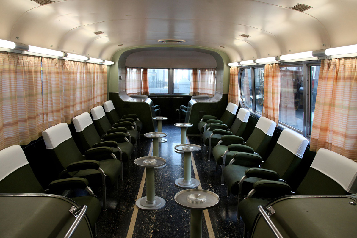 El Talgo II del Museo del Ferrocarril de Madrid recupera sus mesitas