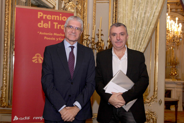 El presidente de Renfe, Isaas Tboas, con Manuel Vilas, primer premio de Cuento