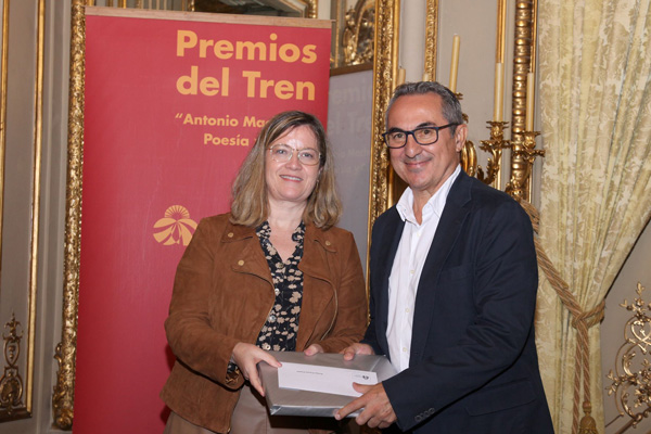 La presidenta de Adif, Mara Luisa Domnguez, con Juan Mara Calles, primer premio de Poesa