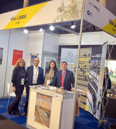 El director gerente de la Fundacin y la directora del Museo del Ferrocarril de Catalua visitan el stand de Va Libre