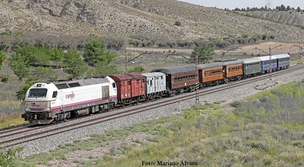 Dos coches Costa completamente restaurados circulan ya en el Tren de la Fresa ms largo de su historia